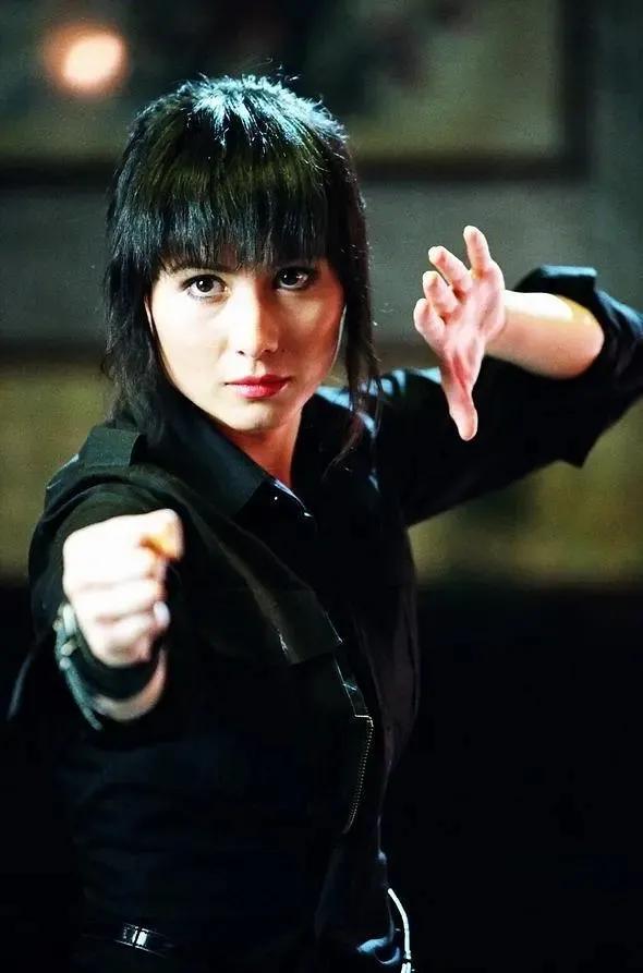 娱乐圈|赌王48岁女儿深耕娱乐圈,携手郑伊健,四部新片全力出击