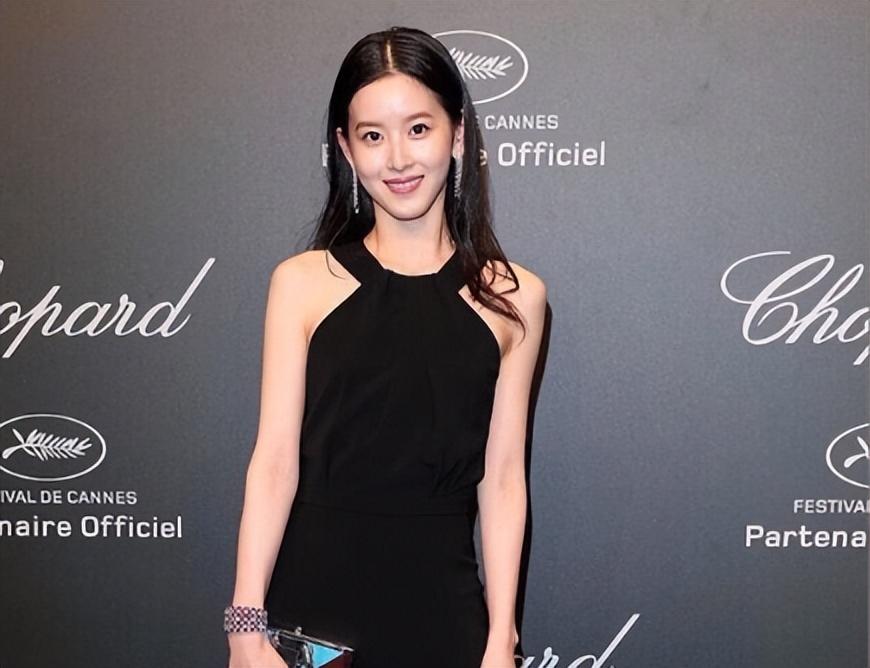 |章泽天：母亲节三倍的爱，暗示自己怀3胎