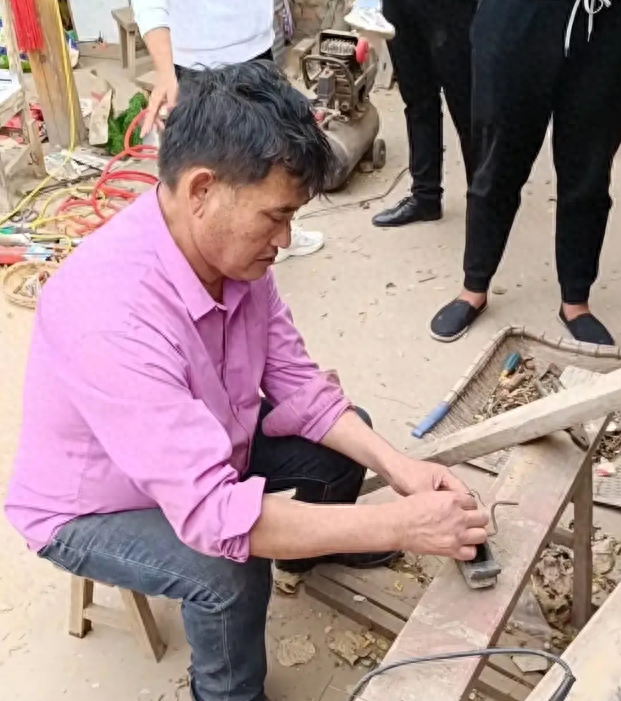 大衣哥是狠人！大门上安滚钉板，围墙上种仙人掌，粉丝们要小心