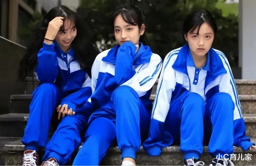 刘海 初中女生自认为很好看的几种行为，鲶鱼须成标配，第三个更难理解