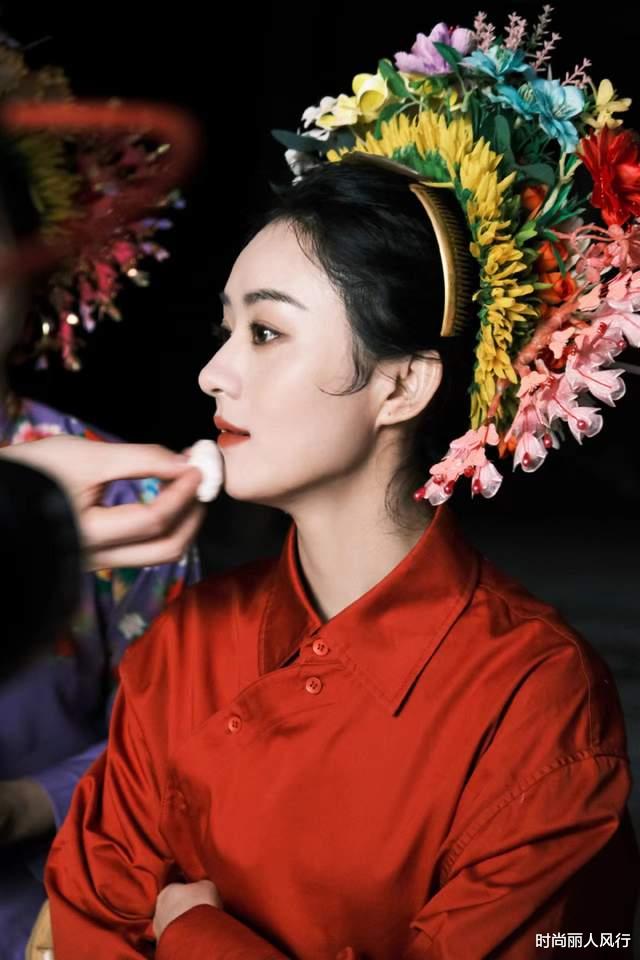 赵丽颖|赵丽颖刚开工就靠美貌刷屏!穿中国红头上插满鲜花,央视脸超惊艳
