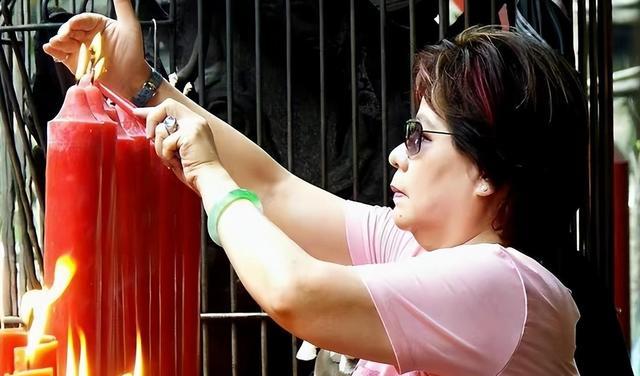 挺孕肚为闺蜜丈夫服务,插足2任闺蜜婚姻,又与女婿亲密互动被嘲