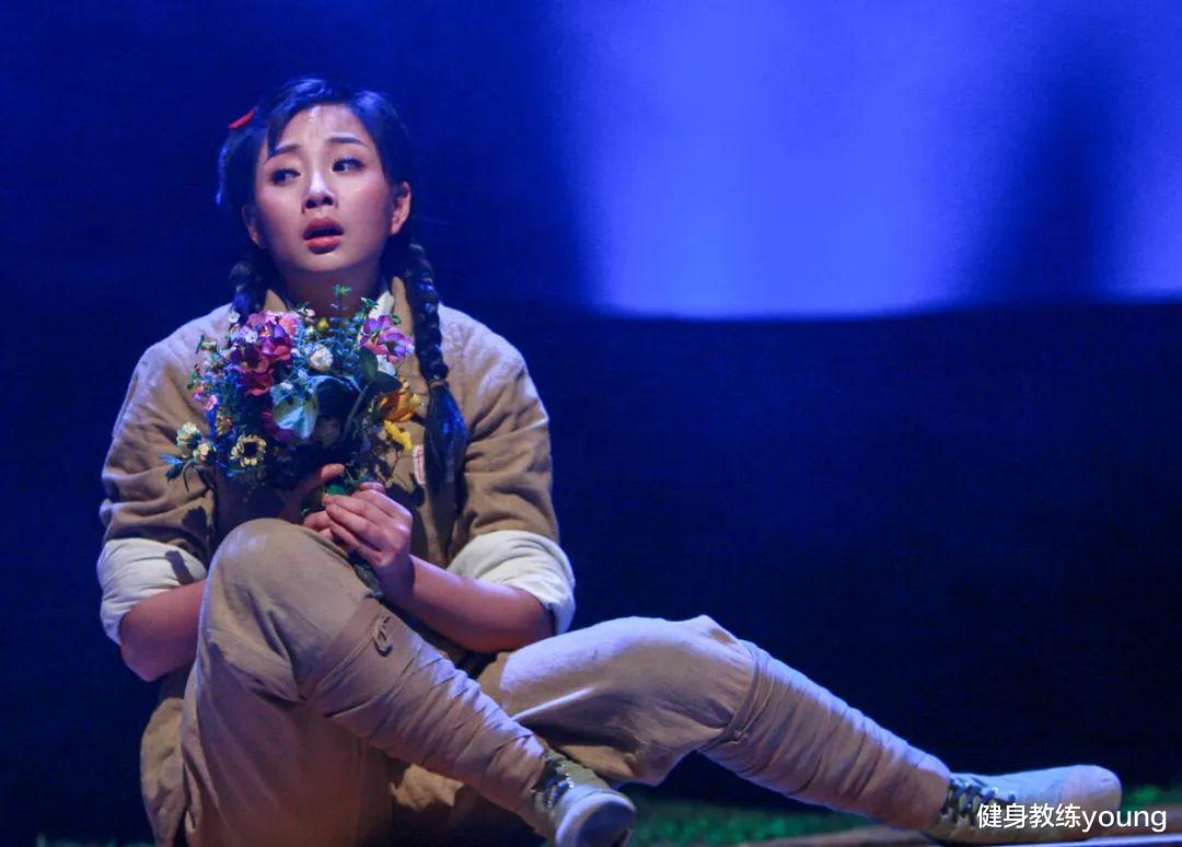 44岁殷桃，狂瘦23斤出演“万人迷”，大方分享瘦身方法