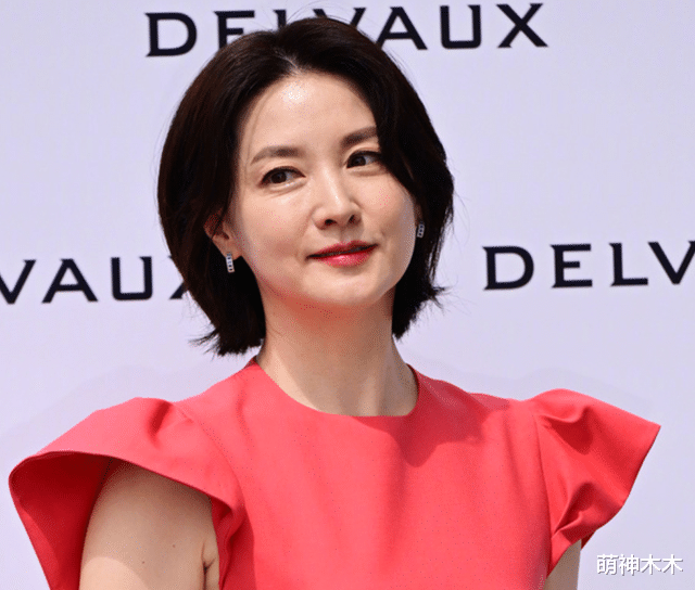 李英爱|52岁李英爱生图太沧桑,细纹多脸肿不自然,网友感叹女神也老了