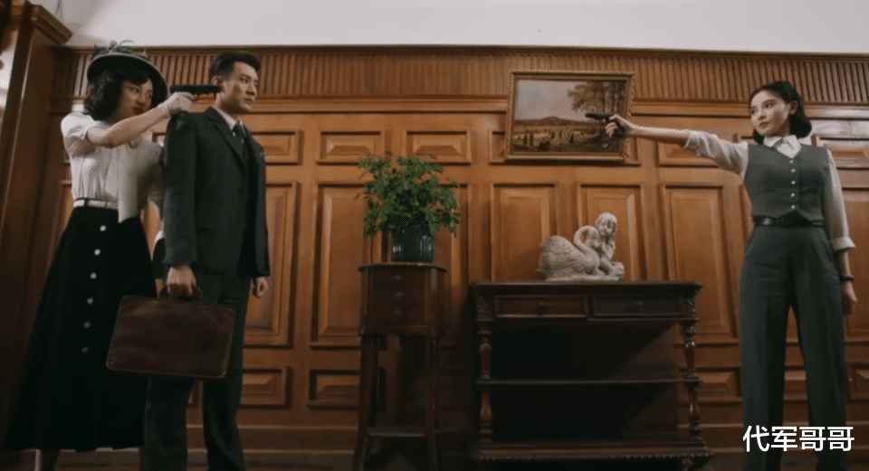 33岁的彭小苒,终于为自己的“整容”付出了代价