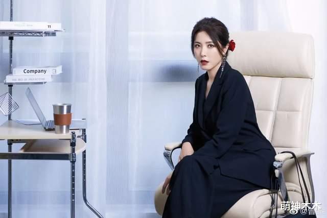 曾黎|又出现机场追星争议！曾黎被粉丝围堵找不到母亲，发文劝粉丝理性