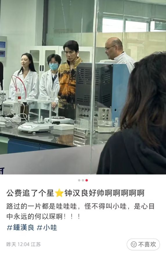 钟汉良|48岁钟汉良现身公司参观,头发浓密颜值回春,穿搭遭网友吐槽