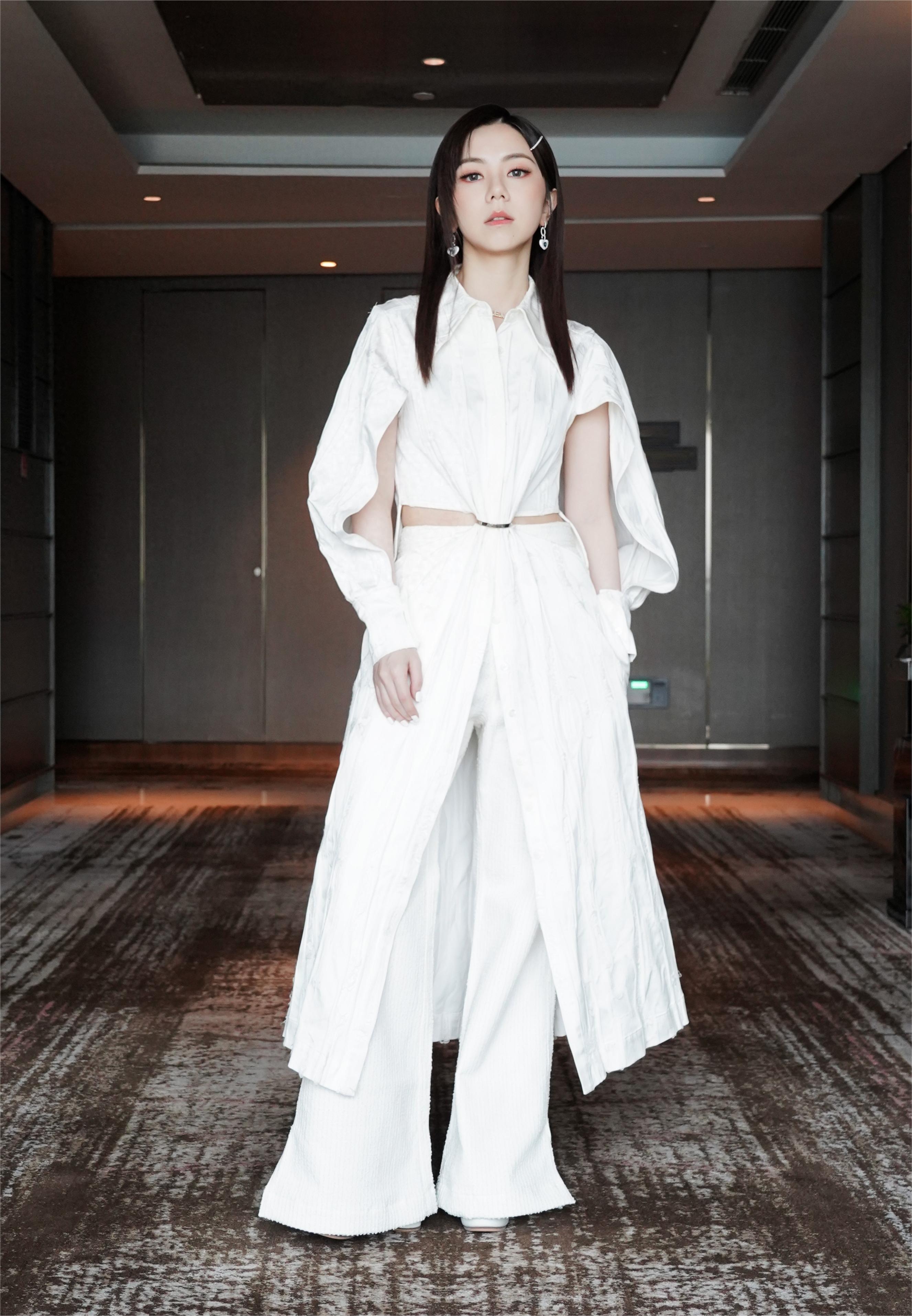 邓紫棋，还是一如既往的漂亮，与造型师男友感情稳定，疑似同居