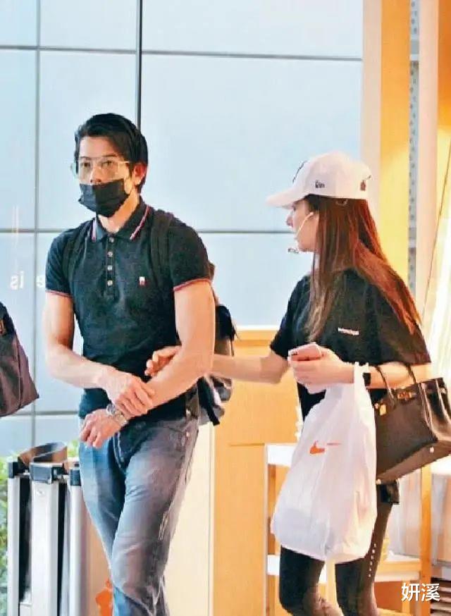 57岁郭富城和小4岁岳母合影,状态天上地下,年龄只是数字吗?