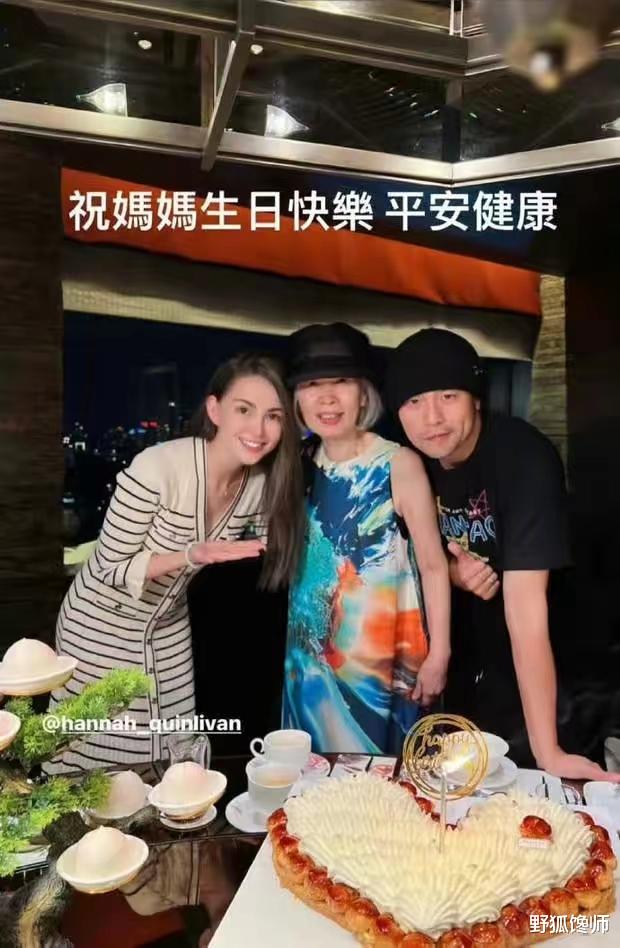 周杰伦昆凌一起为妈妈庆生,婆媳二人罕见同框,画面曝光有爱。