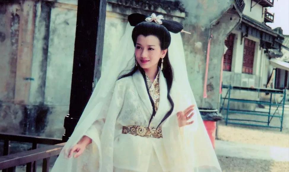 69岁赵雅芝对比60岁叶童,自然老去和医美老去的差距,一目了然