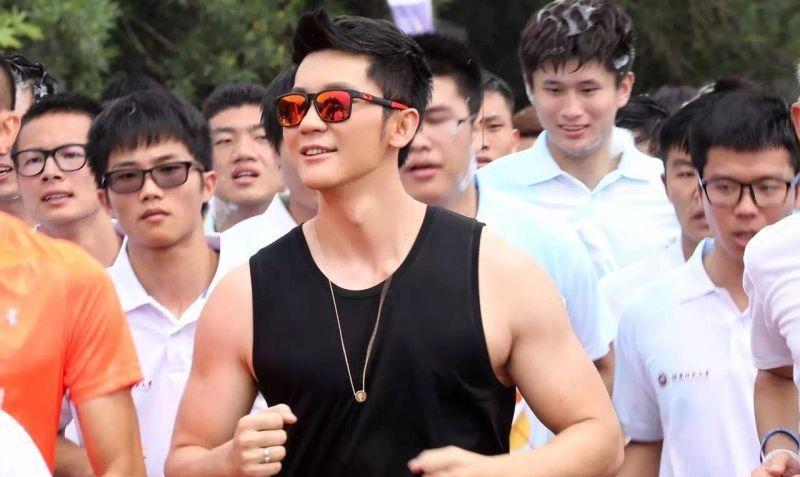 冯小刚怒骂李晨“滚出娱乐圈”,李晨霸气回怼让冯小刚瞬间哑口无言