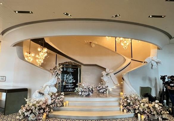 激光笔|又一香港千金风光出嫁！和老公甜蜜拥吻