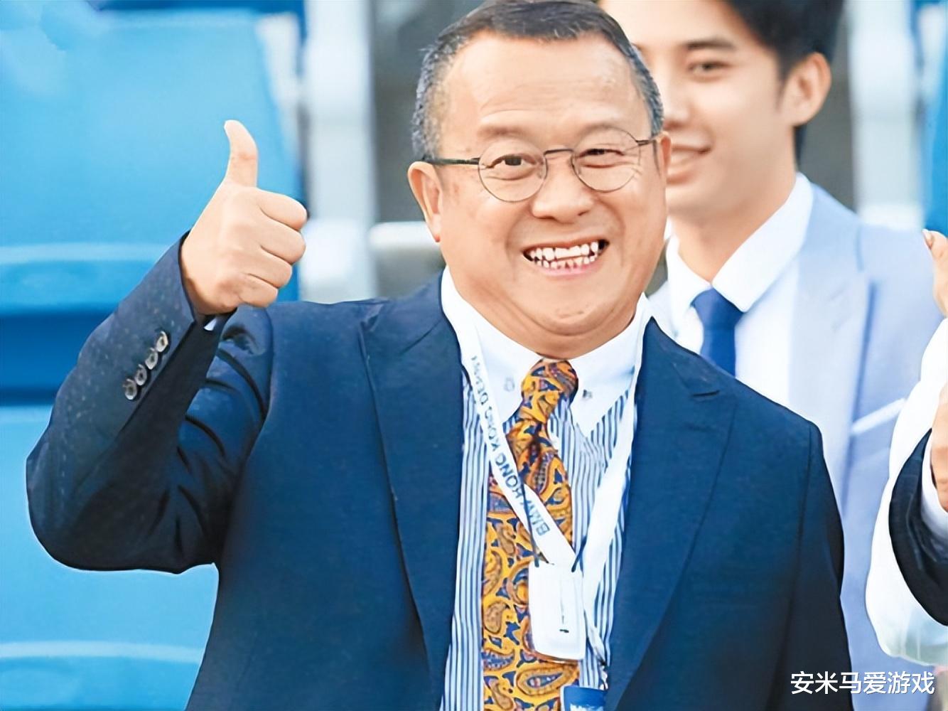 69岁曾志伟与好友遗孀旅游购物,两人出双入对9年,关系成谜