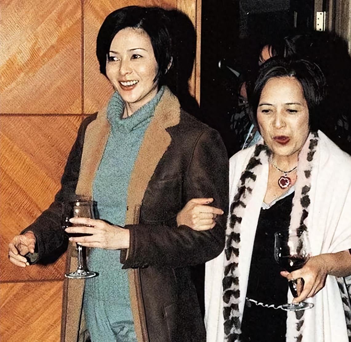 刘銮雄太太甘比在深夜发文，疑似诅咒李嘉欣和吕丽君！