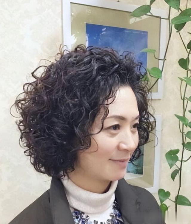 卷发 当女人出现这2个特征，说明你老了：头发越来越卷、衣服越来越花