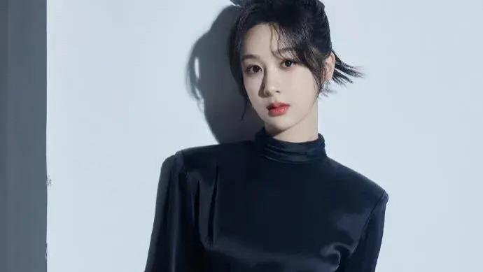 31岁杨紫上海活动生图曝光，与精修图反差太大