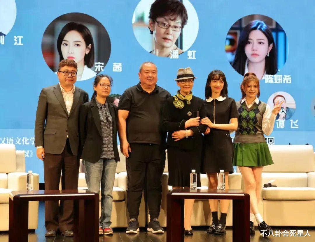 宋茜|宋茜出席活动,全脸干瘪身材消瘦,只有旁边陈妍希的一半宽