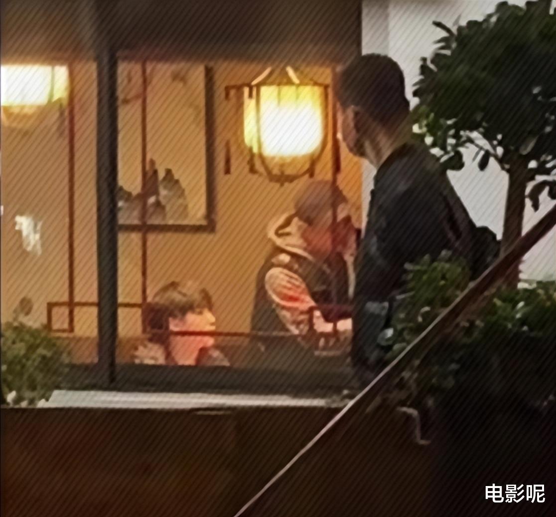 王俊凯|王俊凯工作人员宝山照顾他的故事,简直比偶像剧还要甜!