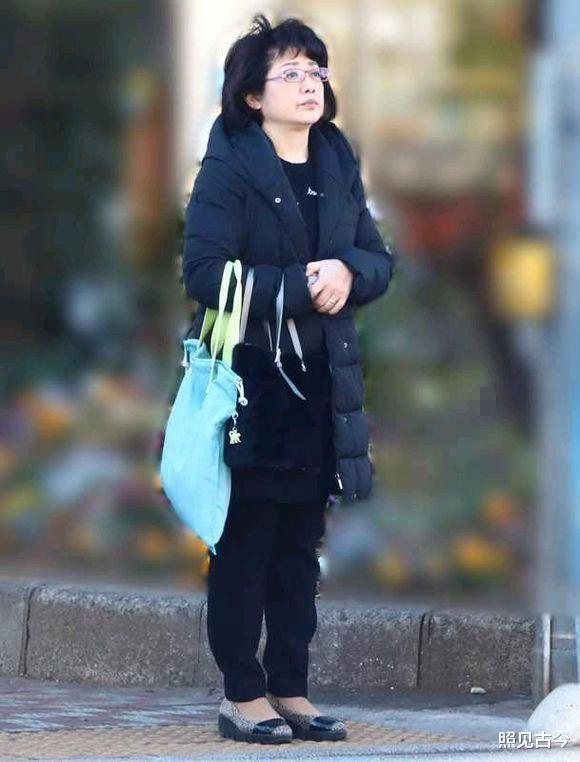 三浦友和：50年发型不变肌肉有型，帅气到老，2个儿子却不像他