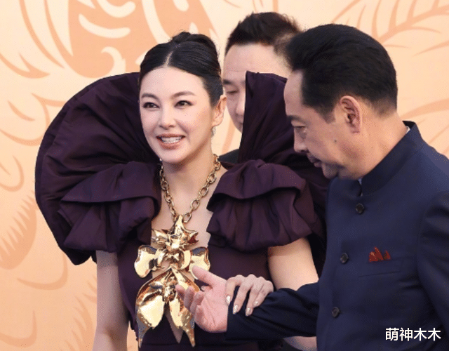 金鸡奖红毯生图来了！关晓彤选错礼服暴露短板，周冬雨头发稀疏