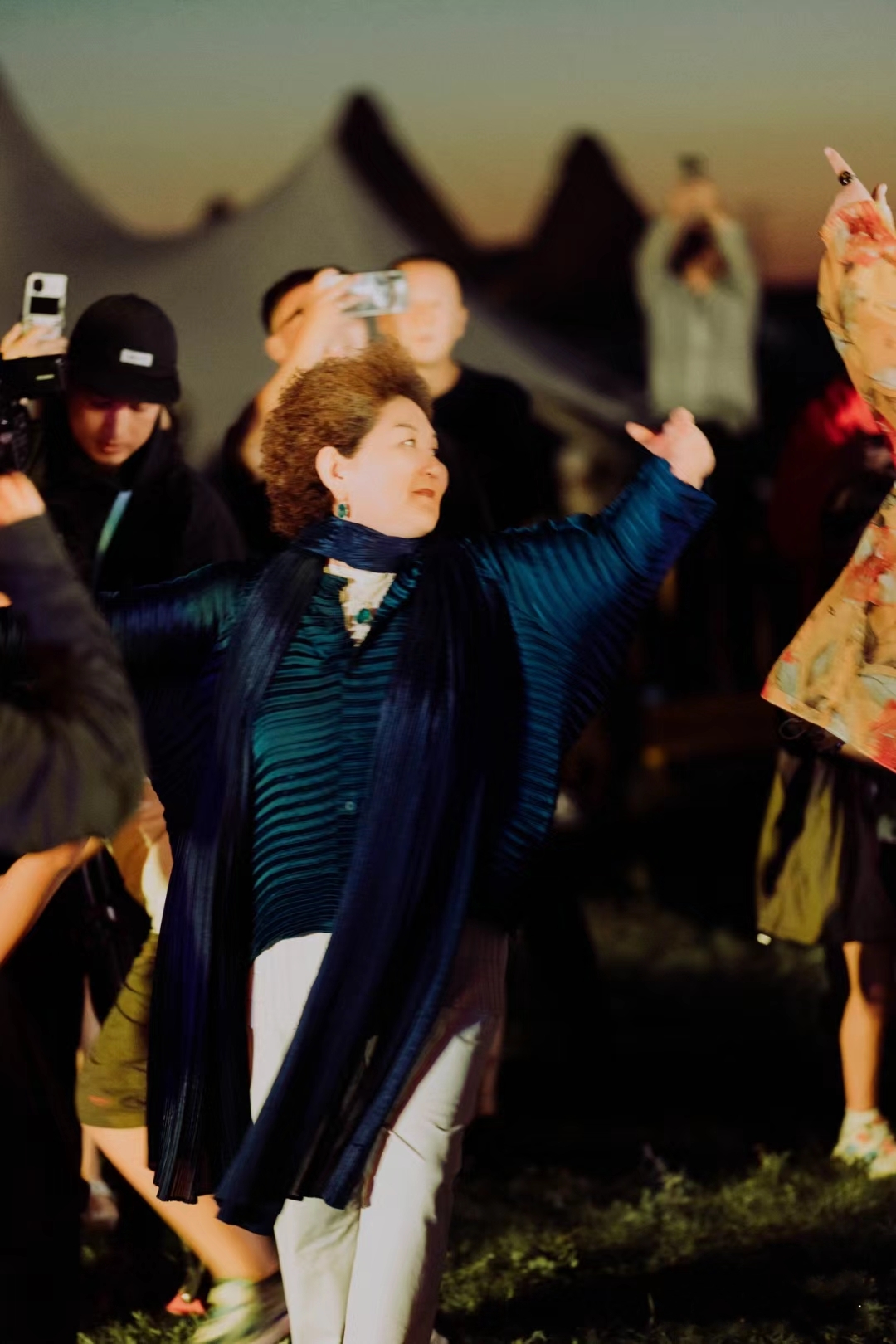 吉祥三宝女儿婚后首出镜，和新婚老公祭拜爸爸，韩国老公一脸真诚