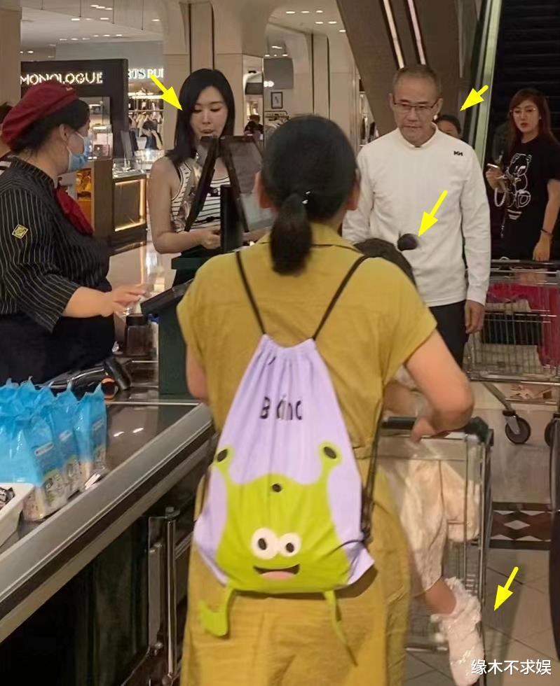 王石一家三口逛超市,4岁女儿越变越美,田朴珺家庭地位曝光!