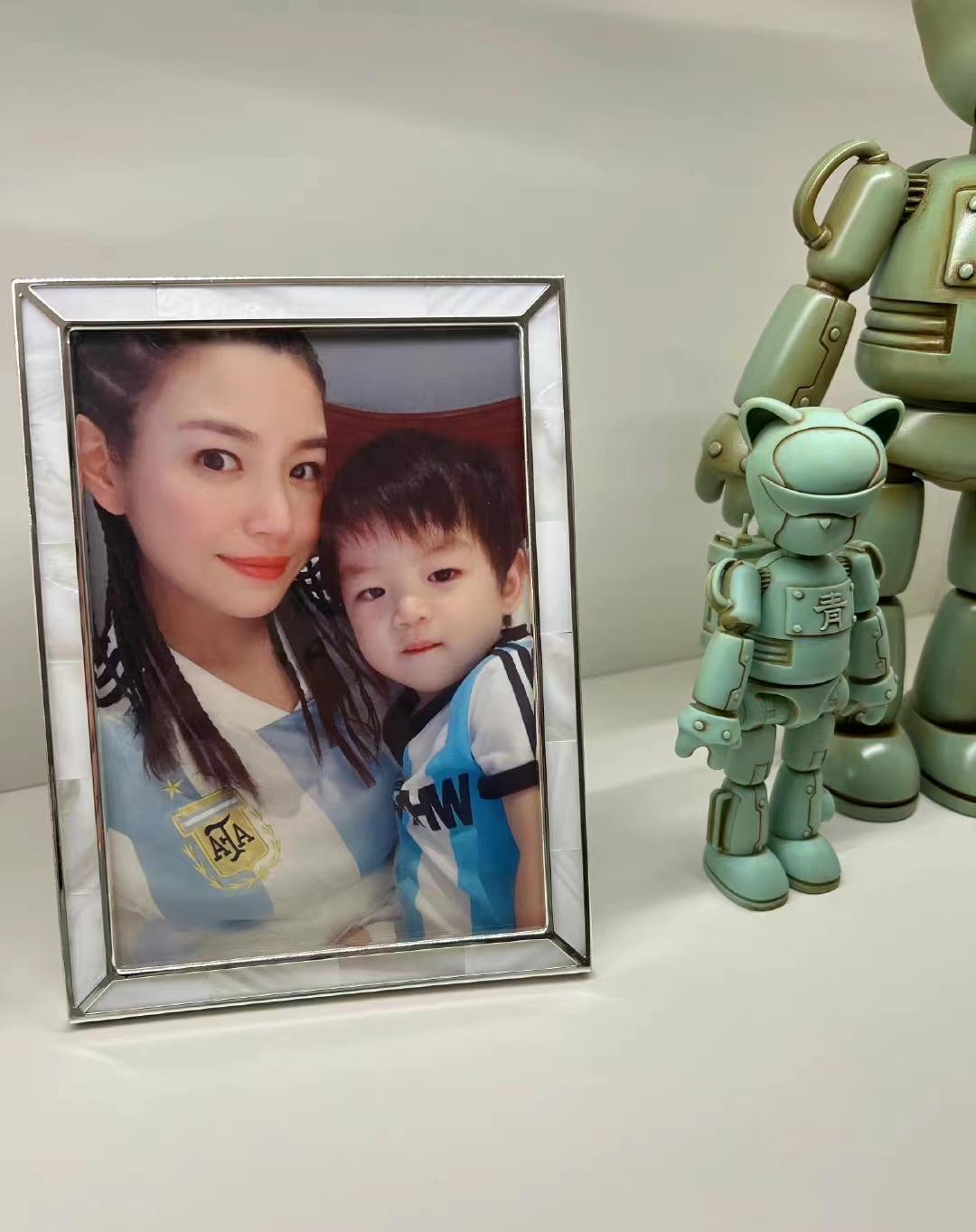 林心如|小海豚正脸照遭曝光!林心如22字炮轰网友,被怼“两面派”败好感