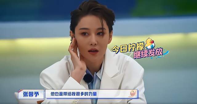 张馨予夫妇游玩丽江,何捷大包小包还拿伞,蹲地为老婆拍照好宠妻