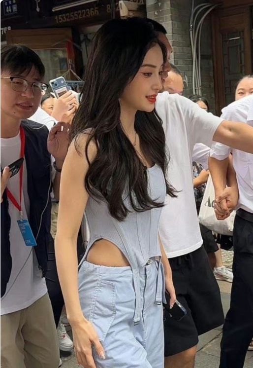 刘诗诗现身成都太古里,仪态端庄气质出众,反季节穿搭不怕热