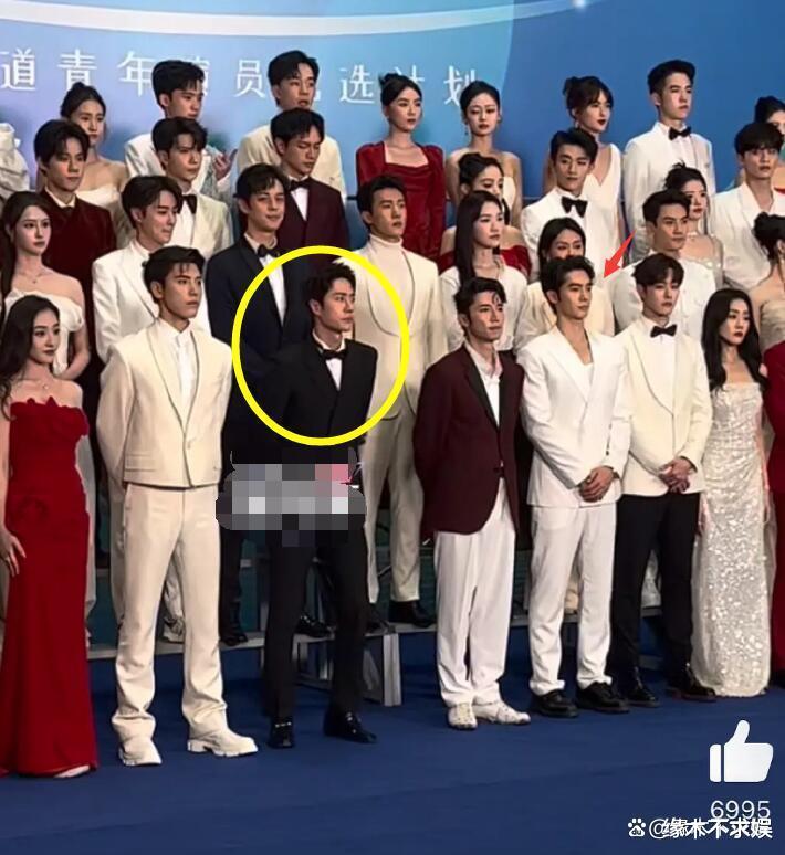 王一博金鸡奖落选引争议，表情不屑疑不满，大合影镶边太打脸！