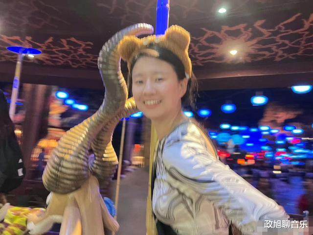 小彩旗短暂回国,素颜变化大成辣妹,和姨妈杨丽萍聚餐被指显生疏