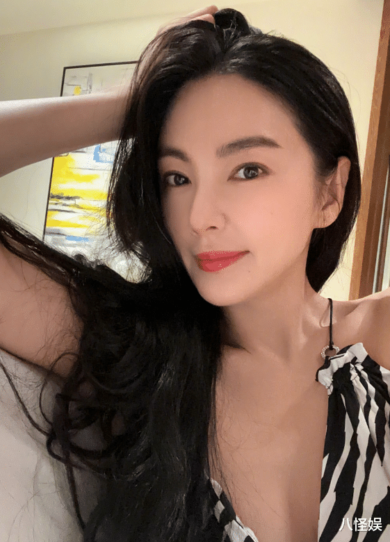 张雨绮曝带娃日常，陪孩子商场演出还到儿子班讲故事，被喊大明星