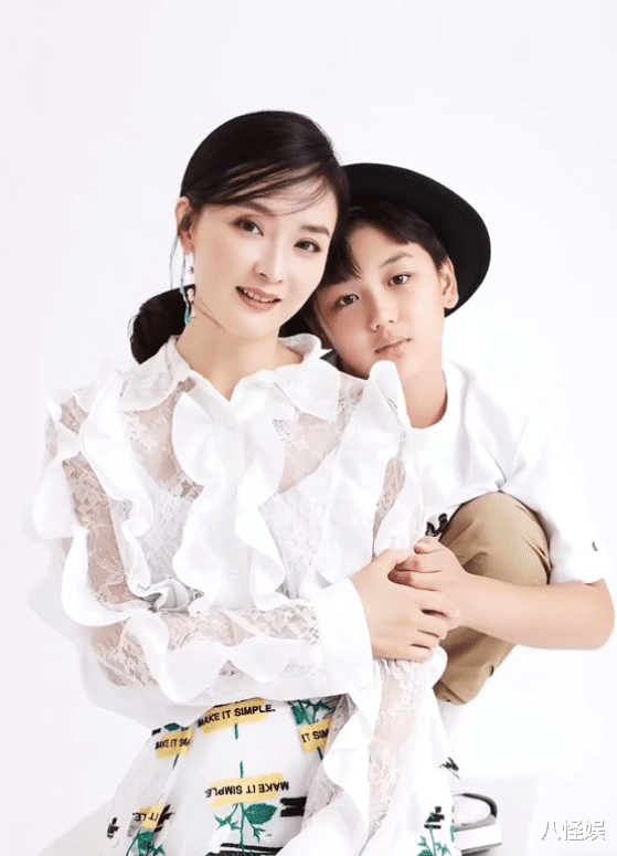 王艳晒儿子成长照，17岁球球露正脸完美遗传妈妈美貌，长成大帅哥