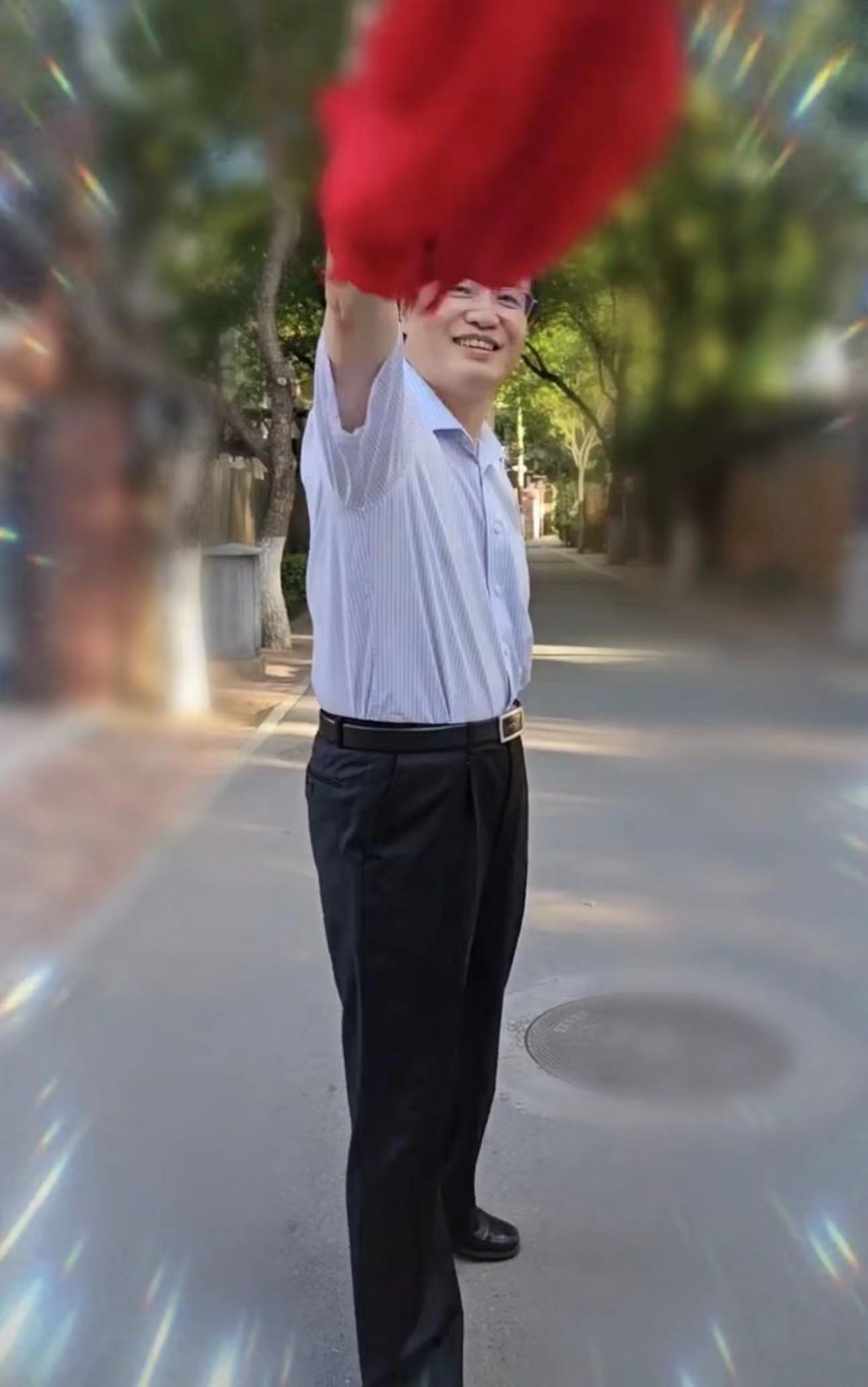 于文华|于文华携老公罕秀恩爱！男方发福肚子突出，结婚22年无子仍恩爱