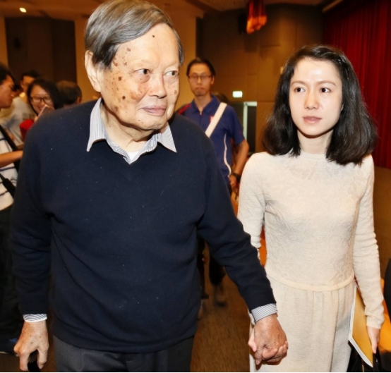 杨振宁被曝病危后立下遗嘱?高额退休金曝光,翁帆“野心”藏不住