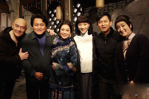 19岁与导演私奔裸婚,在地下室连生3胎,如今丈夫用7部剧将她捧红