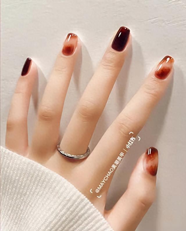 高贵显白美甲：金棕色YYDS--秋季美甲推荐