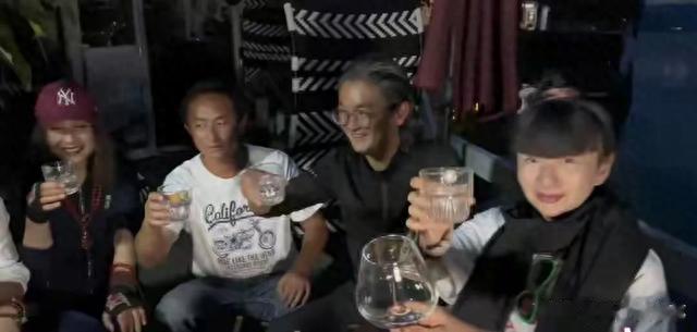 64岁杨丽萍:回老家大摆家宴!为母亲庆生兴奋对饮全家长得很像