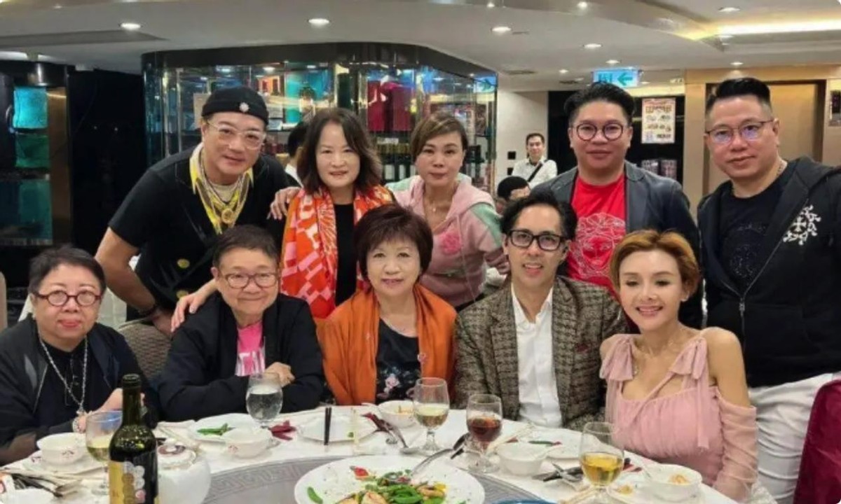 57岁香港女神现身商演,蜂腰美肩,上围丰满,越老越有韵味