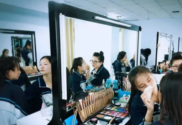 中考成绩考不上高中咋办？学这4种职业不愁就业，男生女生都合适