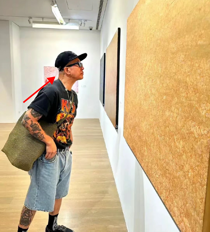 47岁李心洁办画展众星捧场，具俊晔现身引热议，与大S结婚一年老态尽显