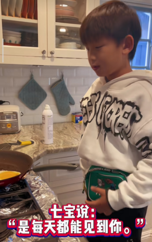 何洁|何洁新年首晒全家福,三个儿女长大了都像妈妈,一家五口超幸福!