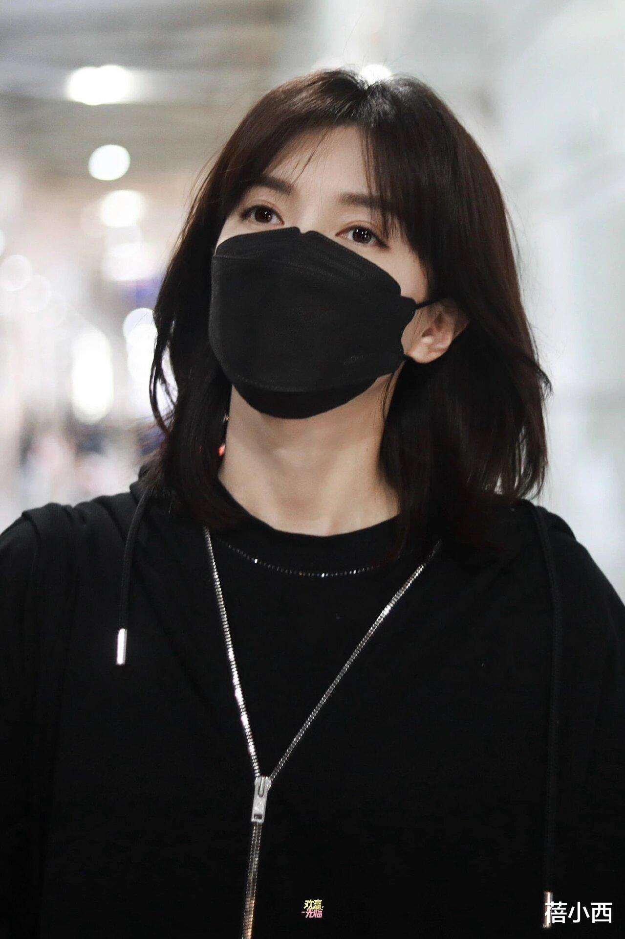 江疏影剪了新齐肩发型洋气10倍,穿卫衣+皮裤走机场,时髦减龄