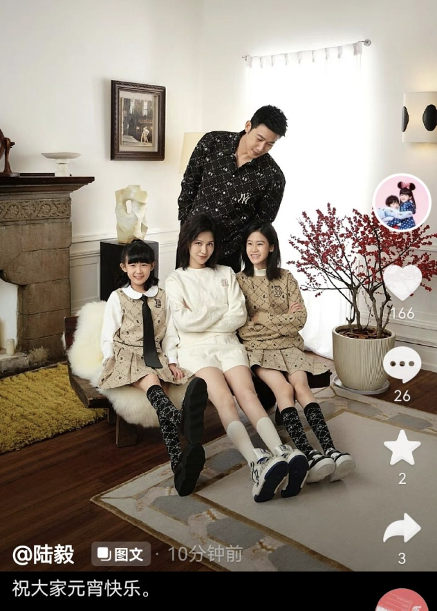 |陆毅晒一家四口元宵节写真，14岁贝儿画风成熟，既像爸爸又像妈妈