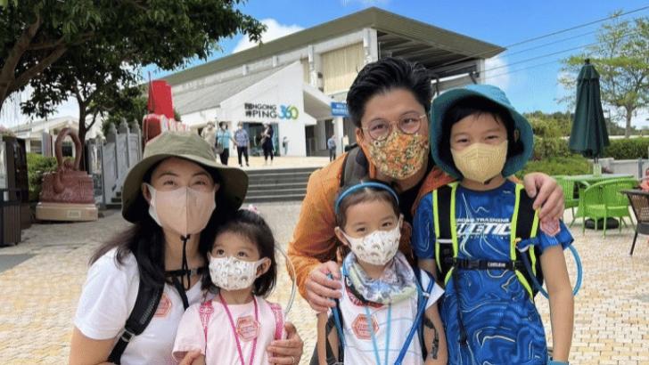 郭晶晶|霍启刚夫妇看芭蕾舞比赛！郭晶晶踮起脚尖摆拍，一身黑白配好时髦