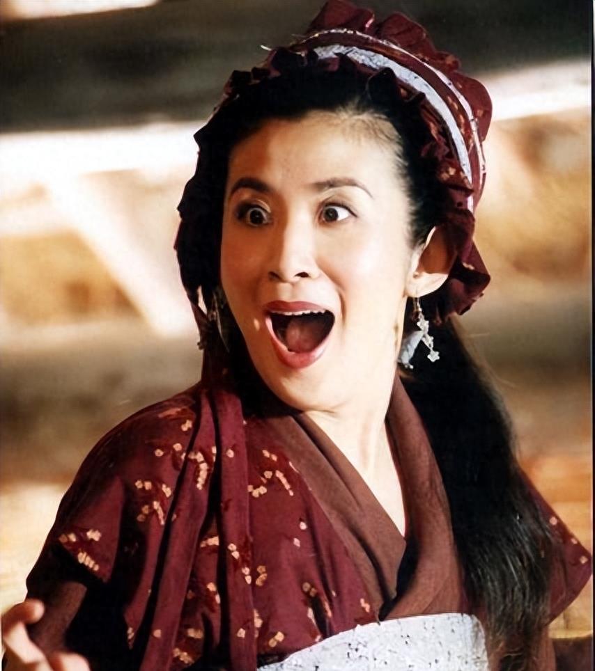 吴君如在香港街头可谓是赚足眼球！手拎30万高奢包，一头金发女人味十足