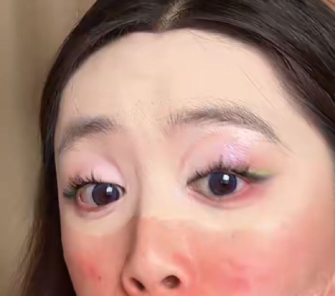 网红大嘴妹直播素颜瘆人,化妆后卡粉明显,网友道出“造假”真相