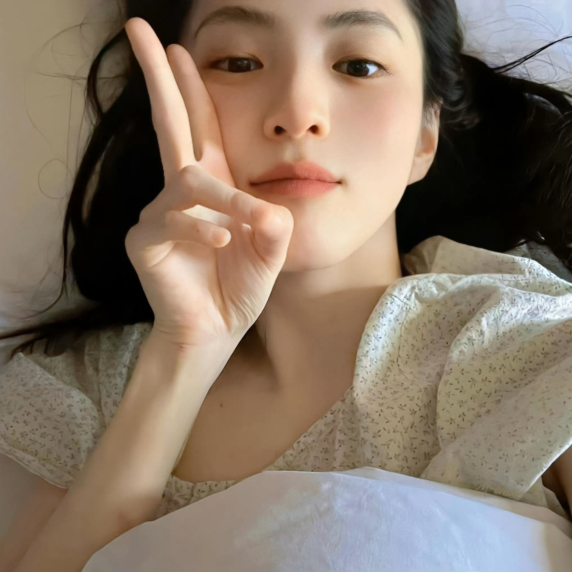 韩素希近照发缝超宽像是秃了一大块，眼神中的破碎感难掩让人心碎