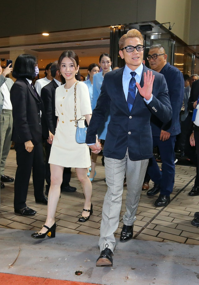 郭富城携妻女游蟠龙古镇,拒绝路人搭讪引非议,方媛生图一言难尽